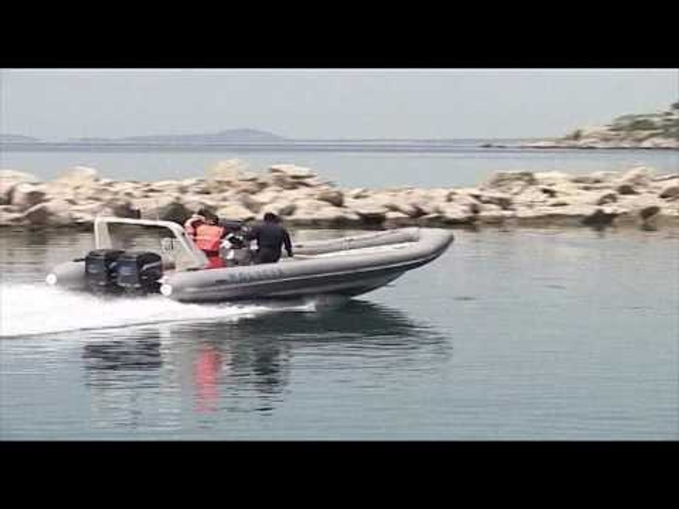 HETIMET PER DROGEN NE KORFUZ, TRE TRAFIKANTET HODHEN NJE PJESE TE NGARKESES ME KANABIS NE DET LAJM