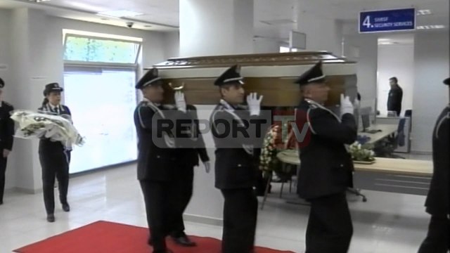 Report TV - Xhafaj dhe Basha homazhe për ish-oficerin e lartë Artan Cuku