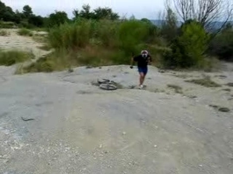 Humour - grosse gamelle (vélo cassé)