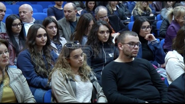 Ora News – “Funerali i Hijes”, shkrimtari Odise Kote promovon romanin e tij të fundit