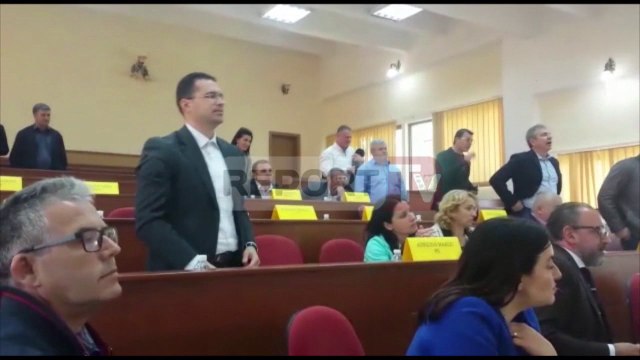 Report TV - Shkarkohet kryetari qarkut Vlorë njeriu i Kokëdhimës, LSI s'voton