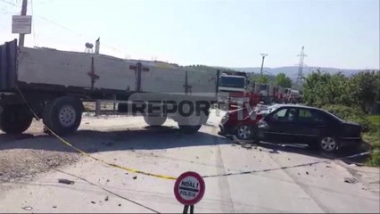 Report TV - Vlorë, autovetura përplaset me kamionin, lëndohet një person