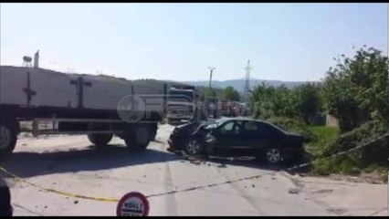 Ora News – Kamioni përplaset me makinën, plagoset punonjësi i mirëmbajtjes së rrugës