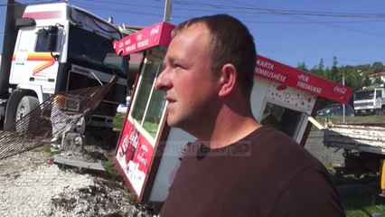 Vlorë, përplaset kamioni me makinën - Top Channel Albania - News - Lajme