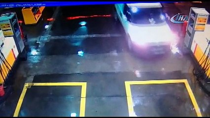 Çaldığı araç yolda kalınca iple çekti