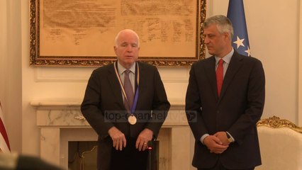 McCain nderohet me "Urdhrin e Lirisë" - Top Channel Albania - News - Lajme