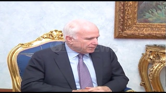 Ora News - Kërkesat për McCain, nga reforma në drejtësi deri tek qeveria teknike