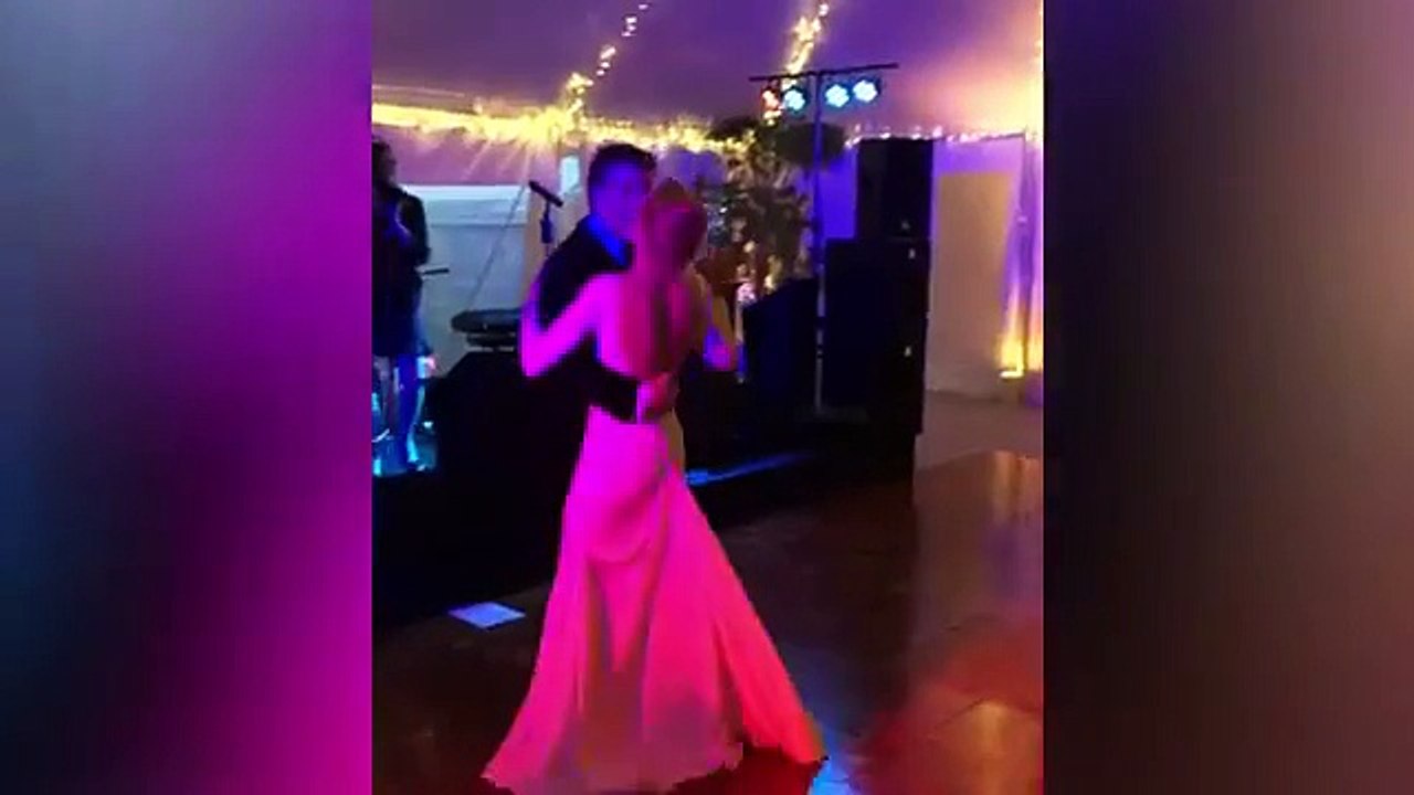 Oh la belle chute de ce couple de jeunes mariés en pleine première danse