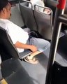 Otobüste işeyen adam - acemi kamera