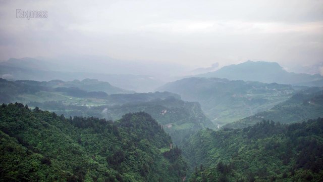 Une passerelle de verre suspendue à 120 mètres au-dessus du vide en Chine