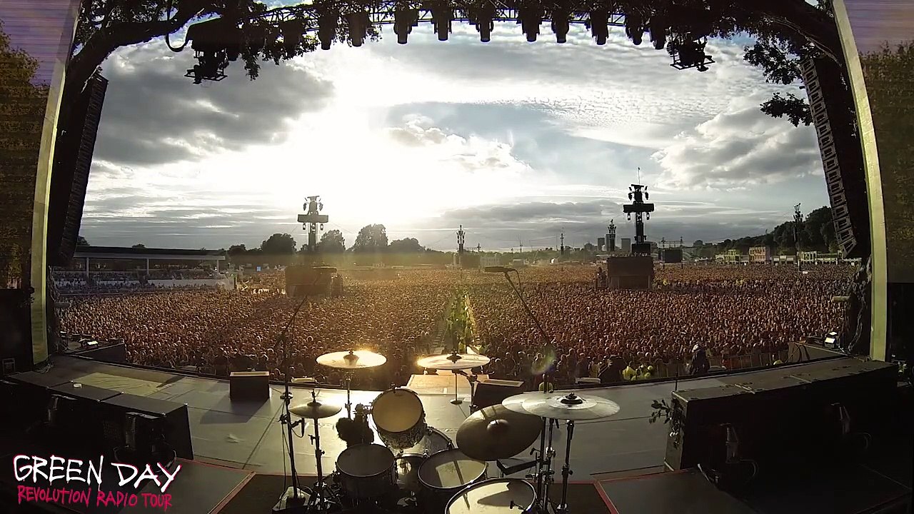Des milliers de spectateurs reprennent Queen en attendant le début du concert de Green Day à Hyde Park