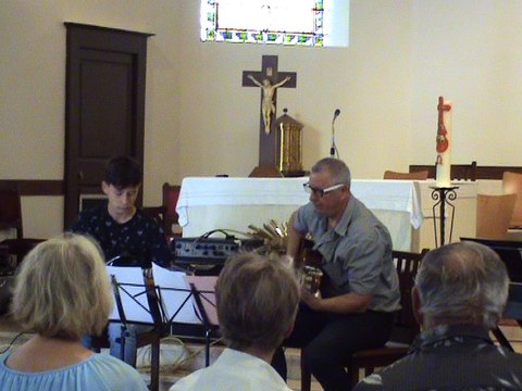 M2U02439 duo guitare basse et classique joue du ZZ Top