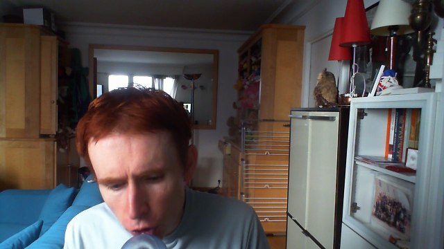 Wiwi égratigne les godasses de Colette Renard