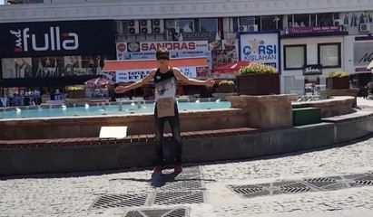 'Samimiyet' için kollarını açtı, yoldan geçene sarıldı