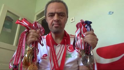 51 Yaşındaki Down Sendromlu Yüzücünün 51 Madalyası Var