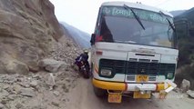 Croiser un bus sur l'himalaya même en moto c'est compliqué !