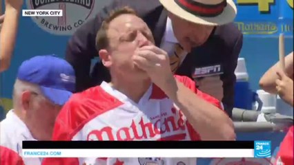 US - Joey "Jaws" Chestnuts eats 72 Frankfurters in 10 minutes and wins Nathan''s Hot Dog Eating Contest