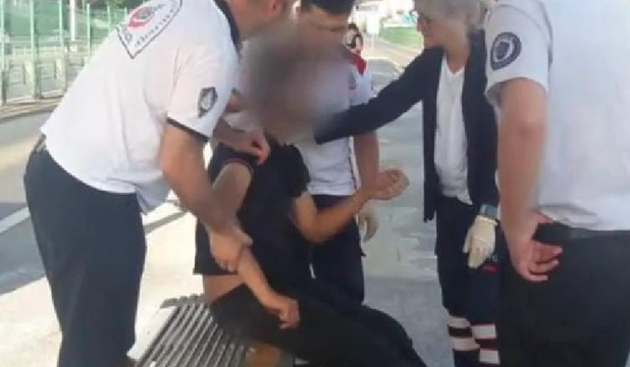 Şoför tepki gösterdi, sağlık ekipleri bonzai kullanan genci bırakıp gitti