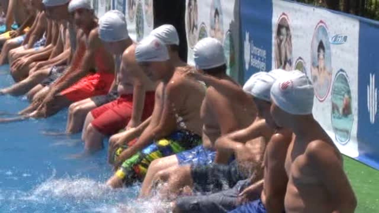 Ümraniye Belediyesi'nden Okul Bahçesine Portatif Yüzme Havuzu