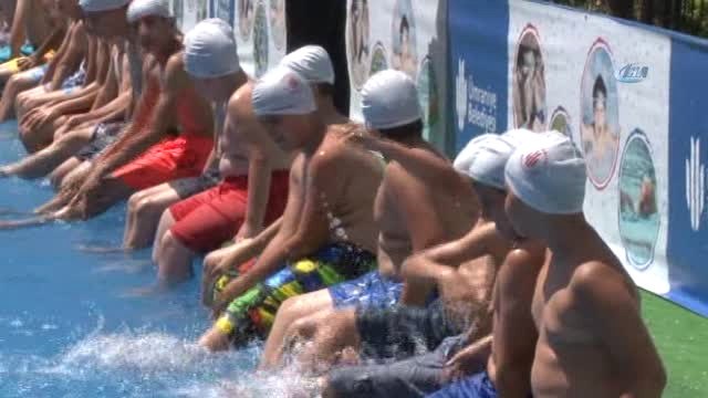 Ümraniye Belediyesi'nden Okul Bahçesine Portatif Yüzme Havuzu