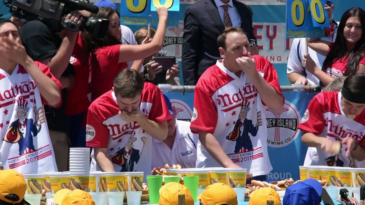 Homem come 72 cachorros-quentes em 10 minutos