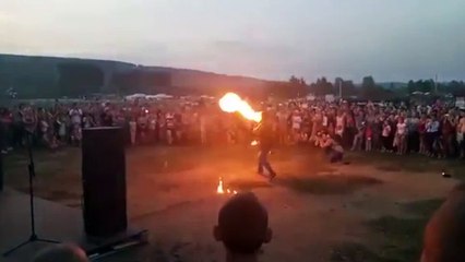 Show no sale bien en Siberia: fuego en la cara .- Imágenes que pueden herir su sensibilidad