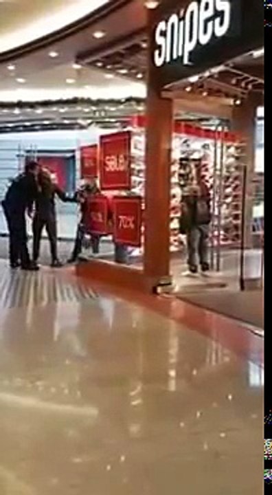 Friedlicher Flüchtling mit Schlagstock beim einkaufen erwischt Teil 2