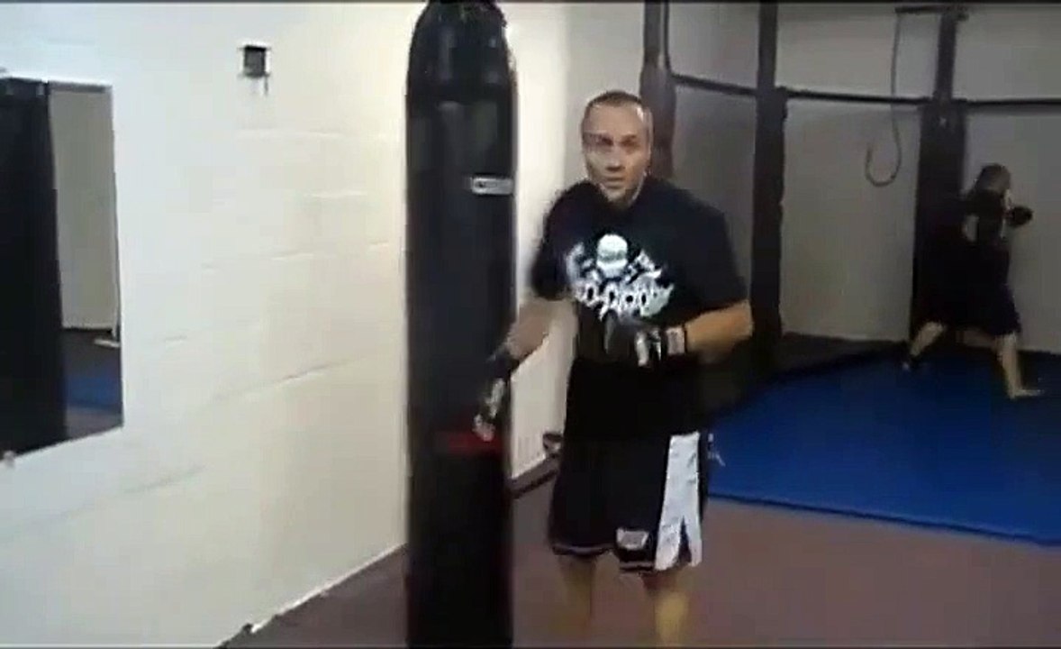 Un Kickboxer propulse son partenaire à travers un mur à l'entraînement