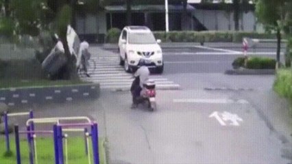 Un cycliste avec une chance incroyable