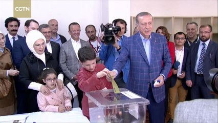 下载视频: A DO BEHET ERDOGANI NJE “SULLTAN”, TURQIA VOTON PER NDRYSHIMET KUSHTETUESE QE FUQIZOJNE PRESIDENTIN