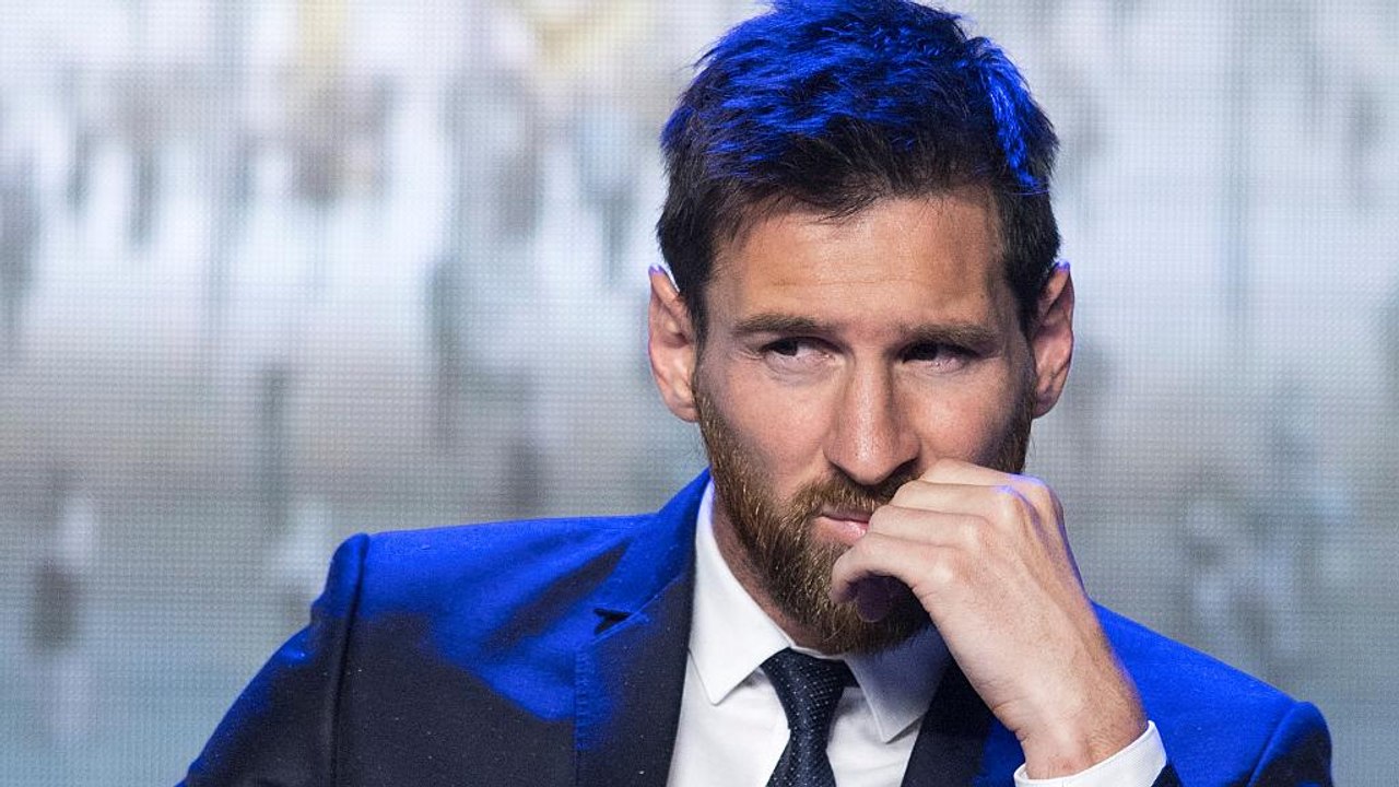 ليونيل ميسي يوقع عقدا يبقى بموجبه مع نادي برشلونة الإسباني حتى 2021