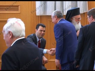 Report TV - Pashkët, Basha shmang Metën, shtrëngon duart me Ruçin