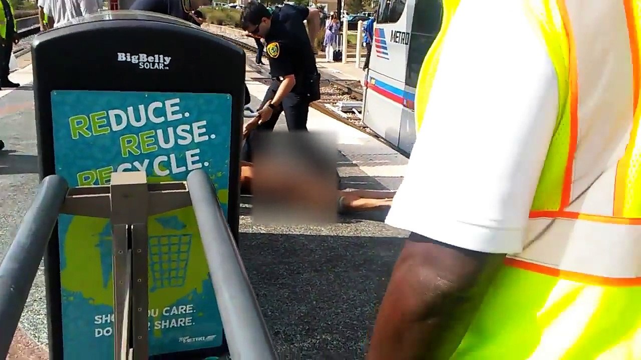 Un policier tase un homme agité