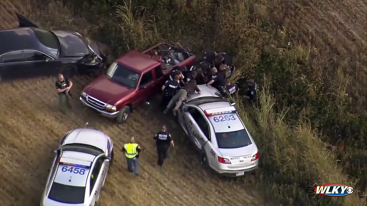 Ce chauffard en fuite à la mauvaise idée de couper par les champs pour echapper à la police