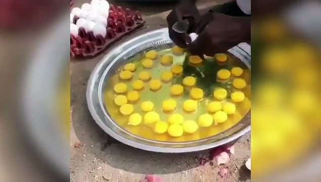 Il fait une omelette géante pour nourrir les sans-abris