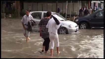 Ora News – Vlora sot, bulevardi kryesor i mbushur me ujë