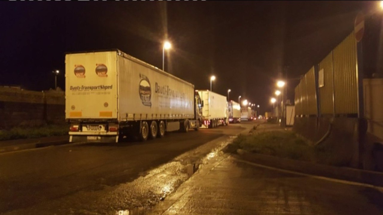 Ora News -   Braktisin Durrësin, kamionët maqedonas do shfrytëzojnë portet greke