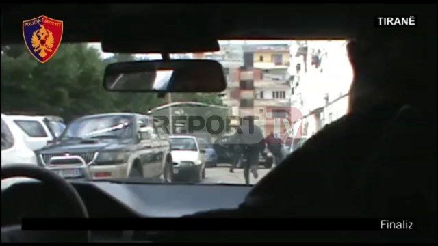 Report TV - Ekskluzive-Tiranë, policia përplaset me trafikantët e drogës