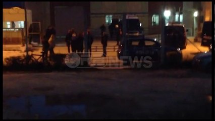 Ora News – Kaos në paraburgimin e Vlorës, të dënuarit i vënë zjarrin dyshekëve