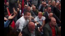 Report TV - Basha ulut te vijat e bardha te sheshi Shqiponja bashkë me protestuesit