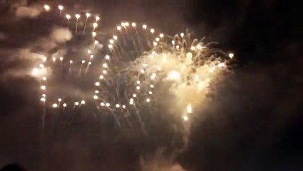 Un superbe feu d'artifice crée le drapeau américain