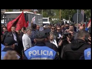 Ora News – Bllokimi i rrugëve, policia menaxhon situatën, protesta kalon paqësisht