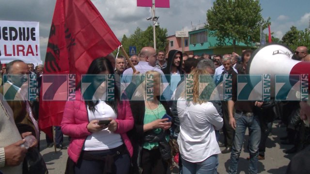 OPOZITA PROTESTON DUKE BLLOKUAR RRUGET - News, Lajme - Kanali 21