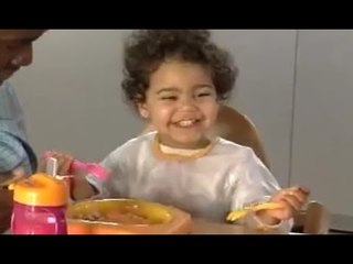 Bébé apprendre à manger seul