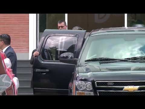 AMBASADORI I SHBA DONALD LU TAKOHET ME BASHEN NE SELINE BLU NJE DITE PARA ARDHJES SE NEGOCIATORIT LA