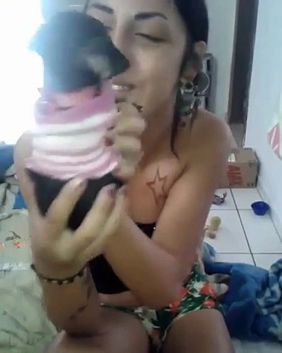 Cachorrinho descobre como calar dona que não sabe cantar