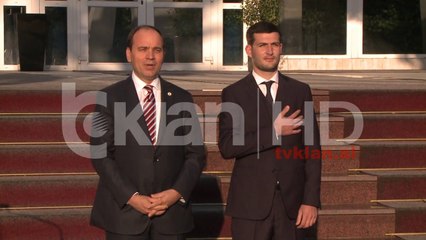 Presidenti Nishani dekoron fondacionin “Fundjava Ndryshe”
