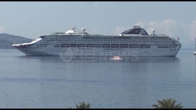 Ora News – Kroçerë në Sarandë, qindra turistë të huaj vizitojnë qytetin bregdetar