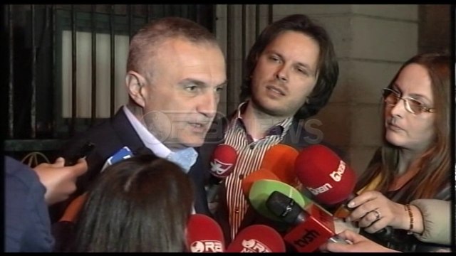 Ora News - Tryeza e partive - Meta: Ky kod i mallkuar na çon nga kriza në krizë. Presim opozitën