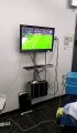 Choquant : des médecins regardent un match de foot en pleine opération chirurgicale !